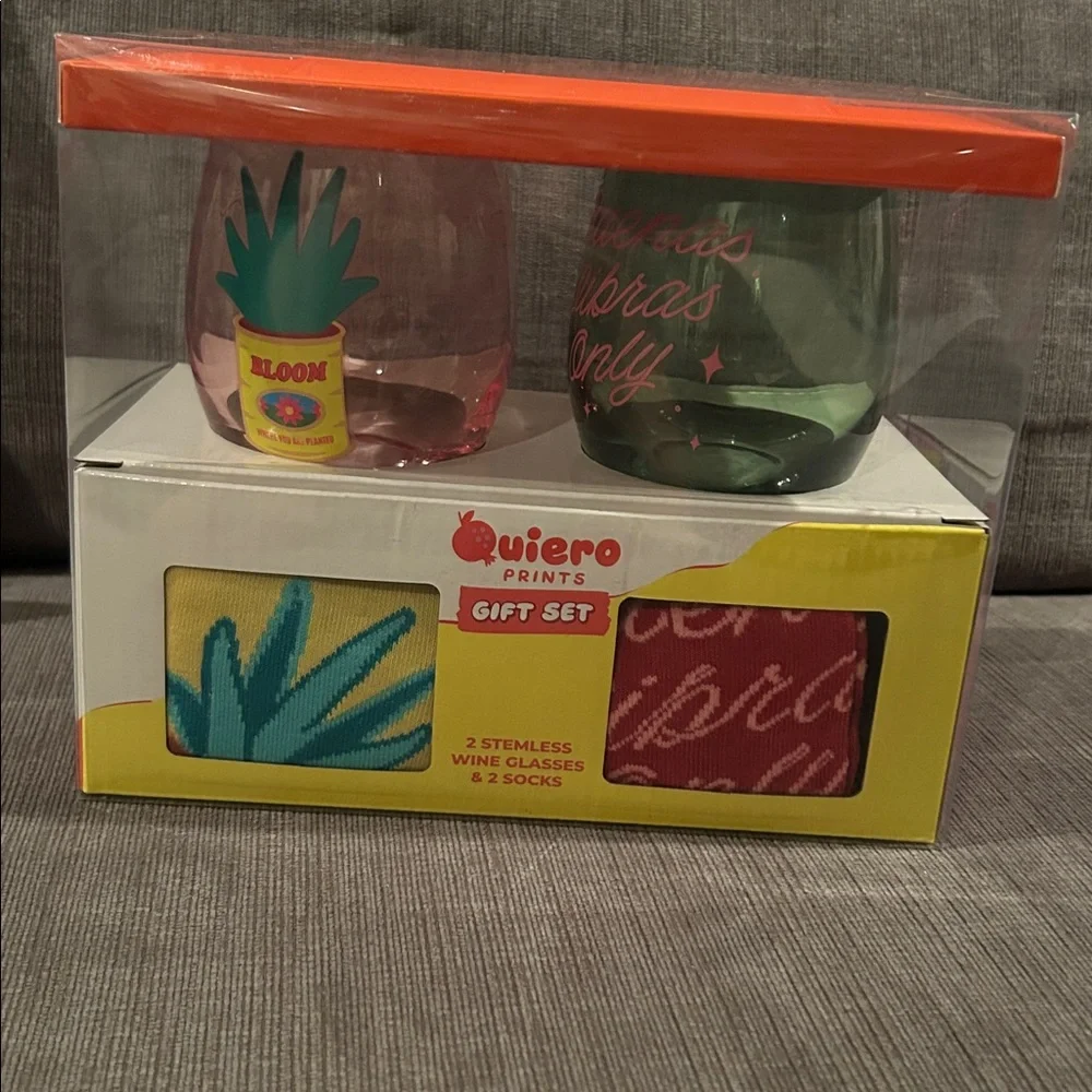 Quiero Prints Buenas Vibras Stemless Wine Glass & Socks Gift Set NEW